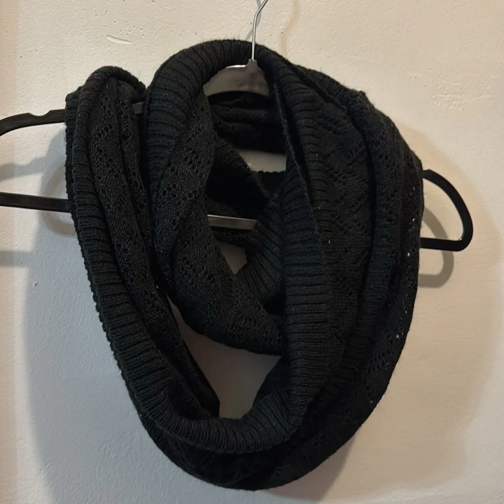 The Limited Women’s Black Infinity Cowl Scarf Millennium Y2K Fashion